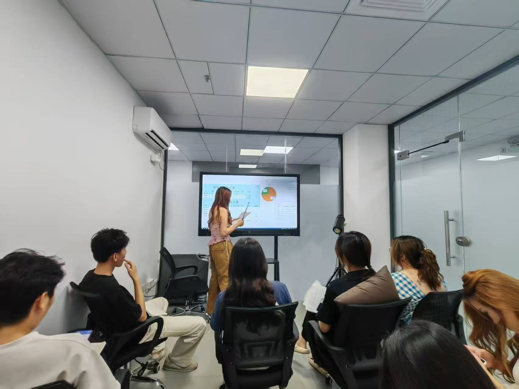 工作人員正在接受專業培訓